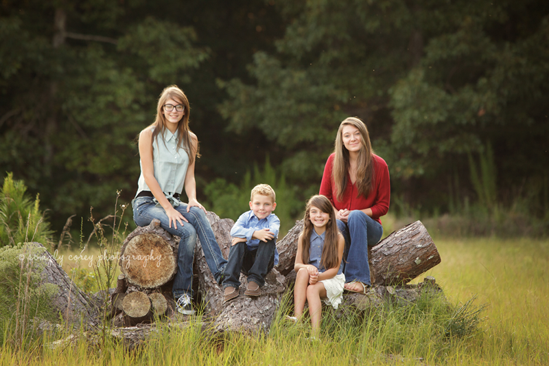 4 Siblings sitting on logs by Newnan children's Photographer 