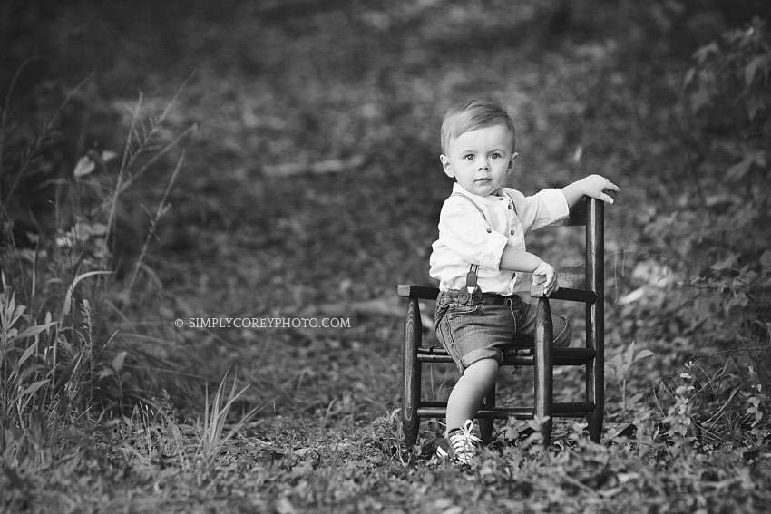 Carrollton baby photographer, black and white photo of a toddler outside in a rocking chair