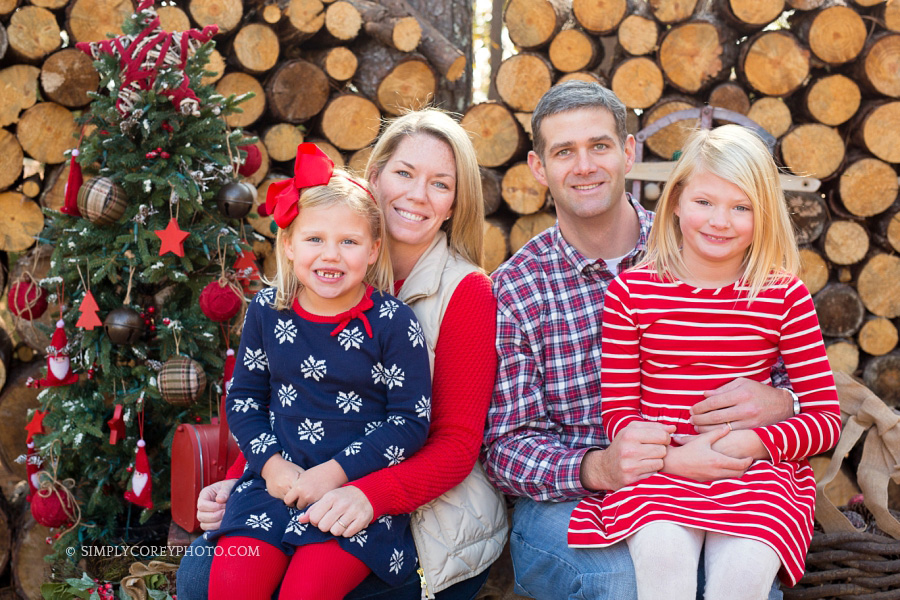 outdoor Christmas mini session by Douglasville family photographer