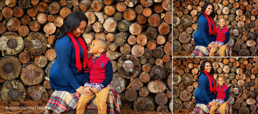 mommy and me portraits with a log wood wall by Bremen family photographer