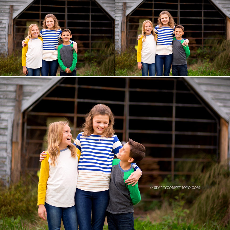 Bremen family photographer, children portraits outside a barn