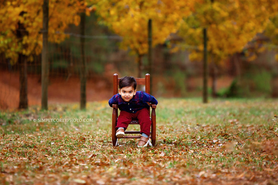 Bremen baby photographer, fall portrait of a toddler in a chair