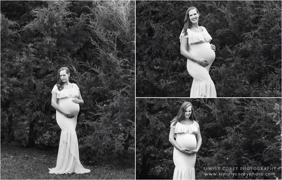 Bremen maternity photographer, pregnant mom outside in back and white