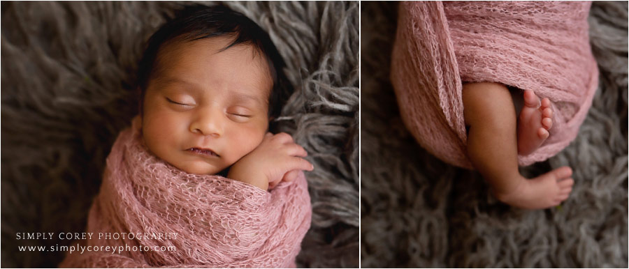 Bremen newborn photographer, baby toes in a pink wrap