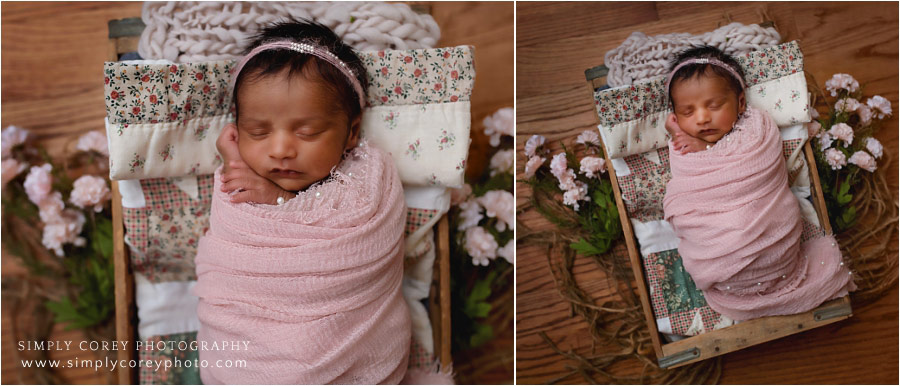 newborn photographer near Bremen, baby in pink on quilt with flowers