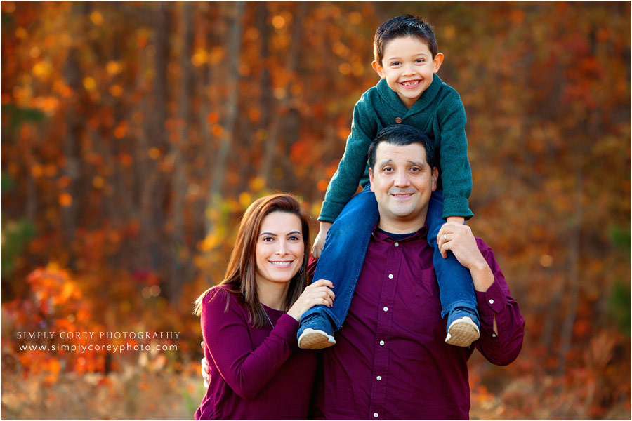 Atlanta family photographer, child on dad's shoulders outside