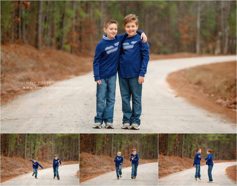West Georgia family photographer, kids playing on country dirt road