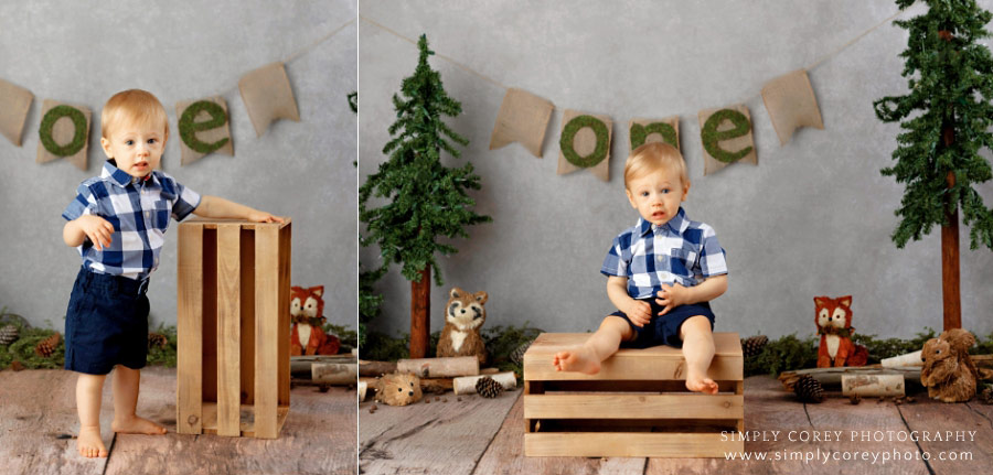 Bremen baby photographer, boy standing with crate before cake smash