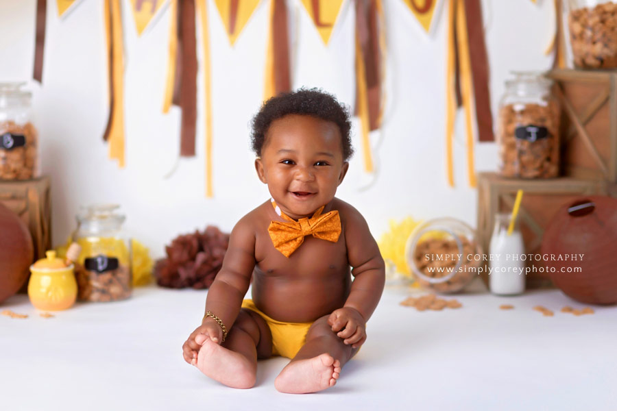 baby photographer near Atlanta, six month milestone session with Teddy Grahams theme