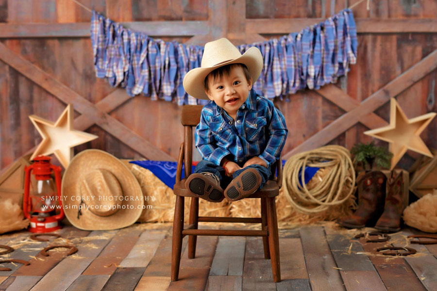 Douglasville baby photographer, baby in cowboy hat for rodeo one year session