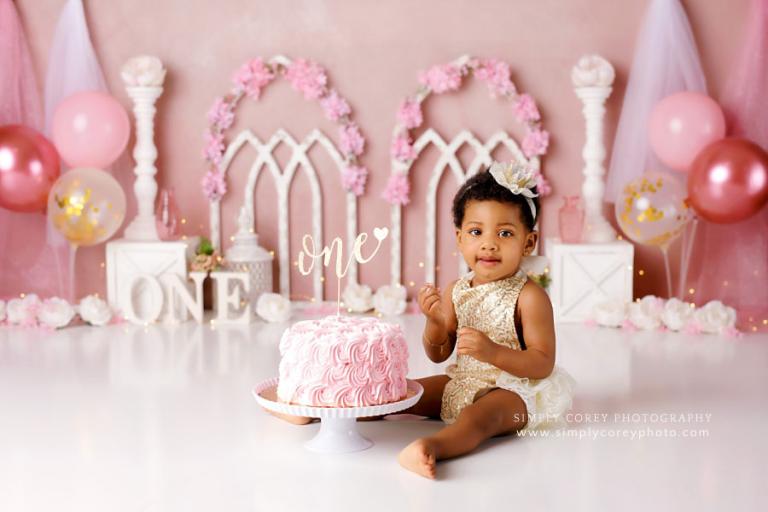 Sophie's first birthday cake smash session | Newborn & Maternity Portraits  in San Antonio