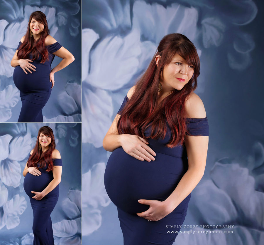 maternity photographer near Bremen, pregnant mom in blue dress on floral backdrop