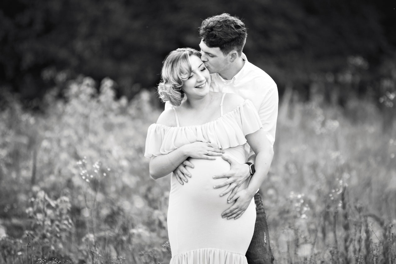 maternity photographer near Bremen, outdoor portrait of couple in black and white