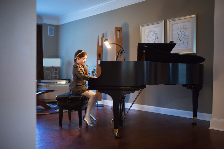 Atlanta children's photographer, girl playing piano at home