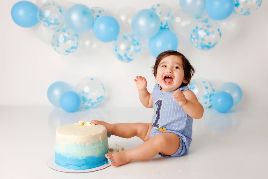 Douglasville cake smash session, simple blue and white set with balloons