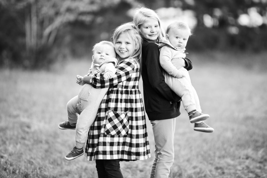 Hiram children's photographer, older sisters holding twin baby brothers